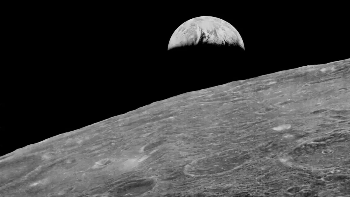 1966年8月23日 NASA月球轨道器1号拍摄的地球从月球地平线升起
